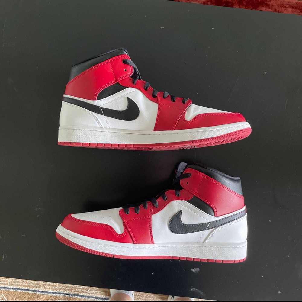 Men’s Jordan 1 Mid Size 13 ”Chicago”